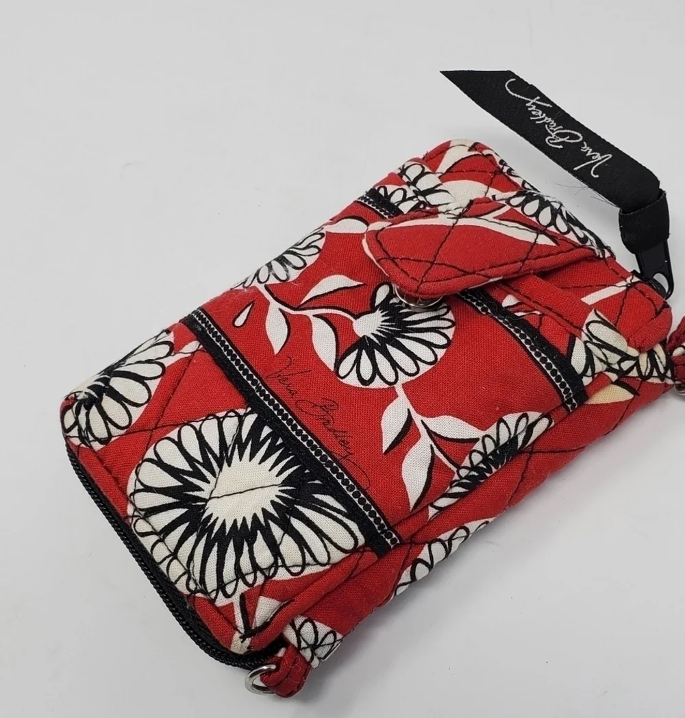 VERA BRADLEY CARRY IT ALL WRISTLET WALLET RED WHITE BLACK DECO DAISY QUILTED